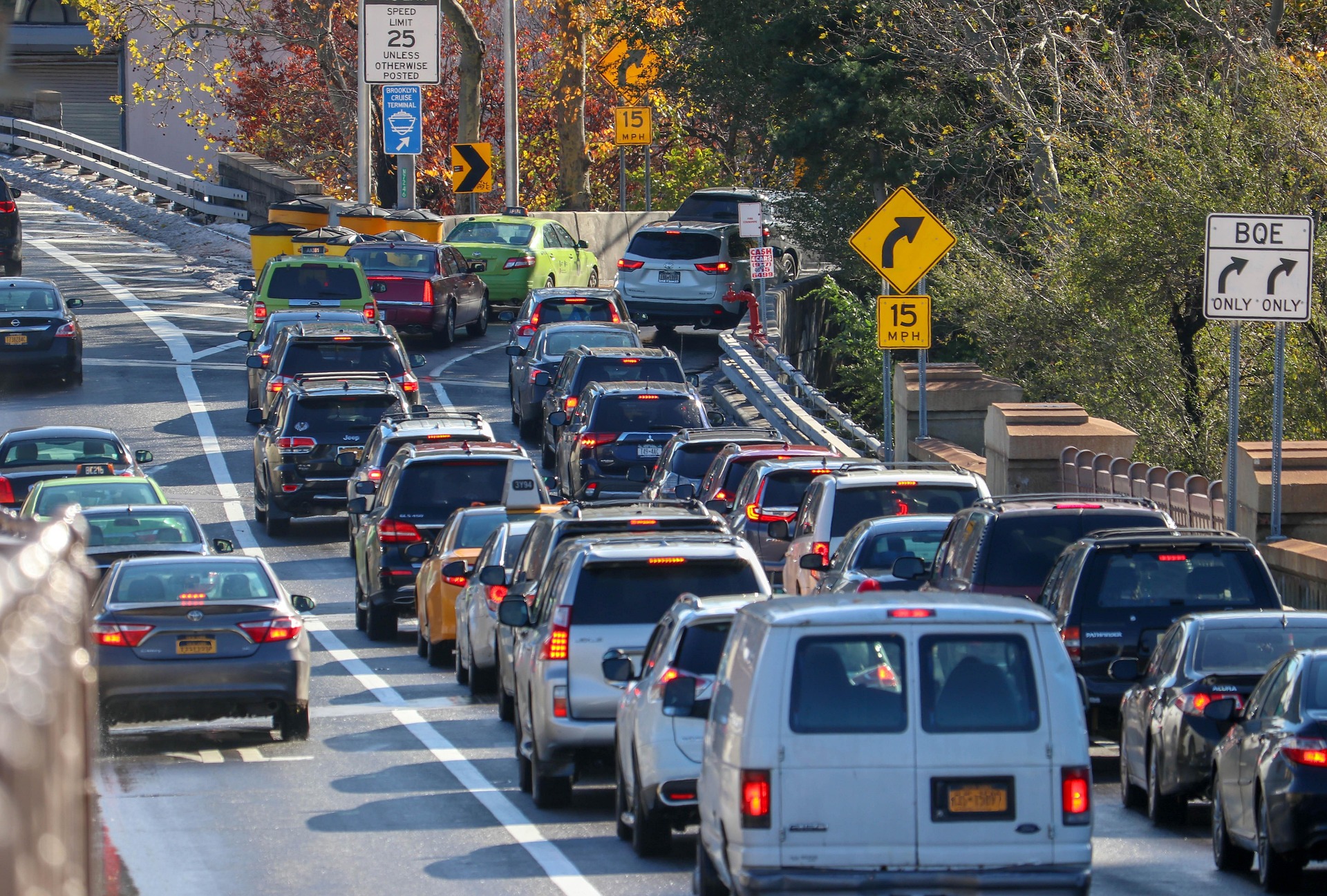 Dichter Straßenverkehr im Stau auf einer mehrspurigen Straße